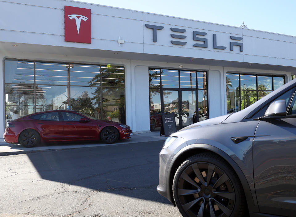 CORTE MADERA, CALIFORNIA - OCTOBER 18: Brand new Tesla cars sit parked at a Tesla dealership on October 18, 2023 in Corte Madera, California. Electric car maker Tesla will report third-quarter earnings today after the closing bell. (Photo by Justin Sullivan/Getty Images)