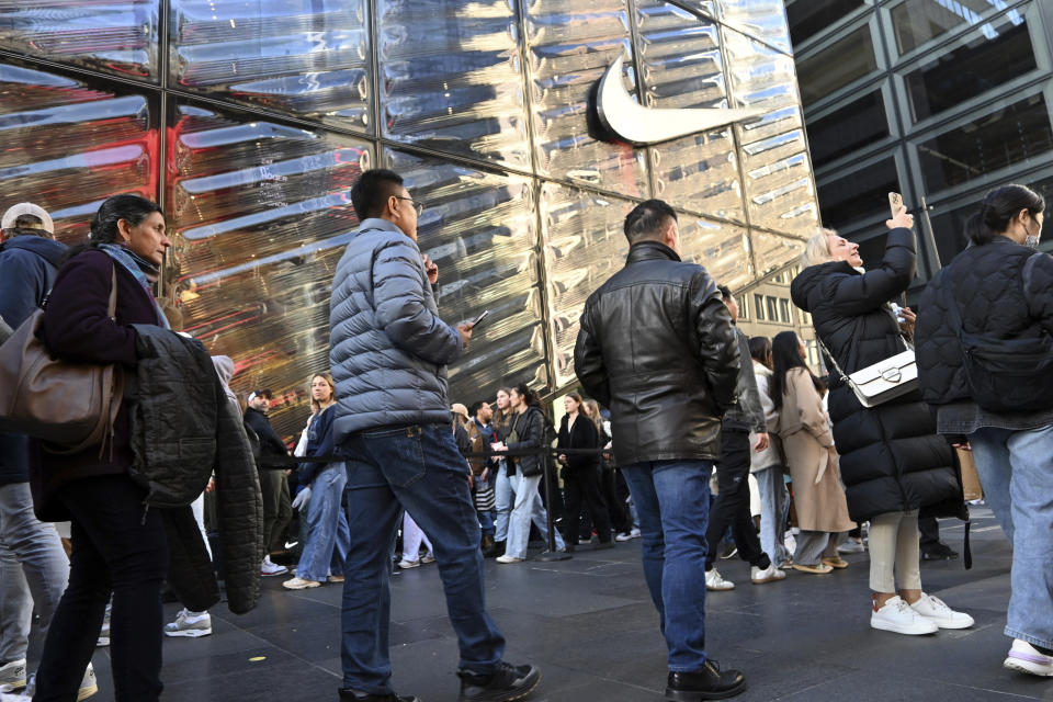 Photo by: Andrea Renault/STAR MAX/IPx 2023 11/24/23 Black Friday shoppers crowd Fifth Avenue in Manhattan to start their holiday shopping. Here the sidewalk is packed in front of the Nike store.