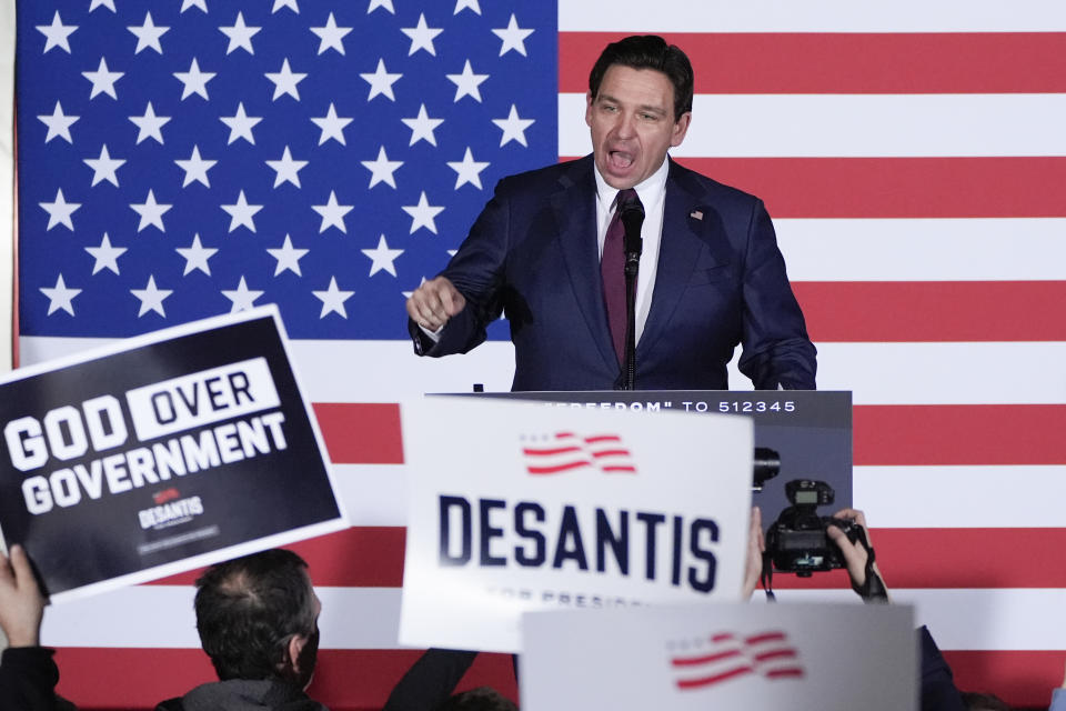 El entonces aspirante a la candidatura presidencial republicana Ron DeSantis habla en un evento el 15 de enero de 2024, en West Des Moines, Iowa. (Foto AP/Charlie Neibergall)