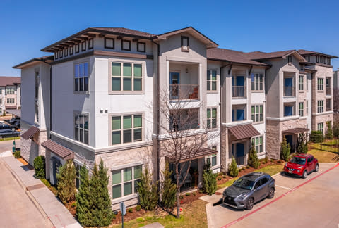 Waterford Property Company, The Vistria Group, and Northern Liberties, in partnership with the Dallas Housing Finance Corporation (DHFC), have acquired a 395-unit class A multifamily community in Dallas. The joint venture purchased the property, known as Domain at Midtown Park, and at the same time entered into a long-term ground lease with the DHFC. With this acquisition, the owners will immediately restrict rents for new qualified residents to create stable workforce housing in Dallas. (Photo: Business Wire)