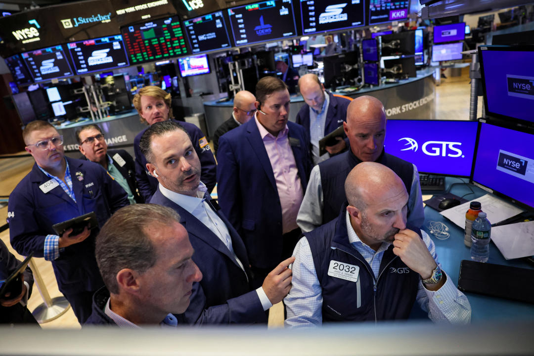 Traders and floor officials react to technical issues on the floor at the New York Stock Exchange (NYSE) in New York City, U.S., June 3, 2024.  REUTERS/Brendan McDermid
