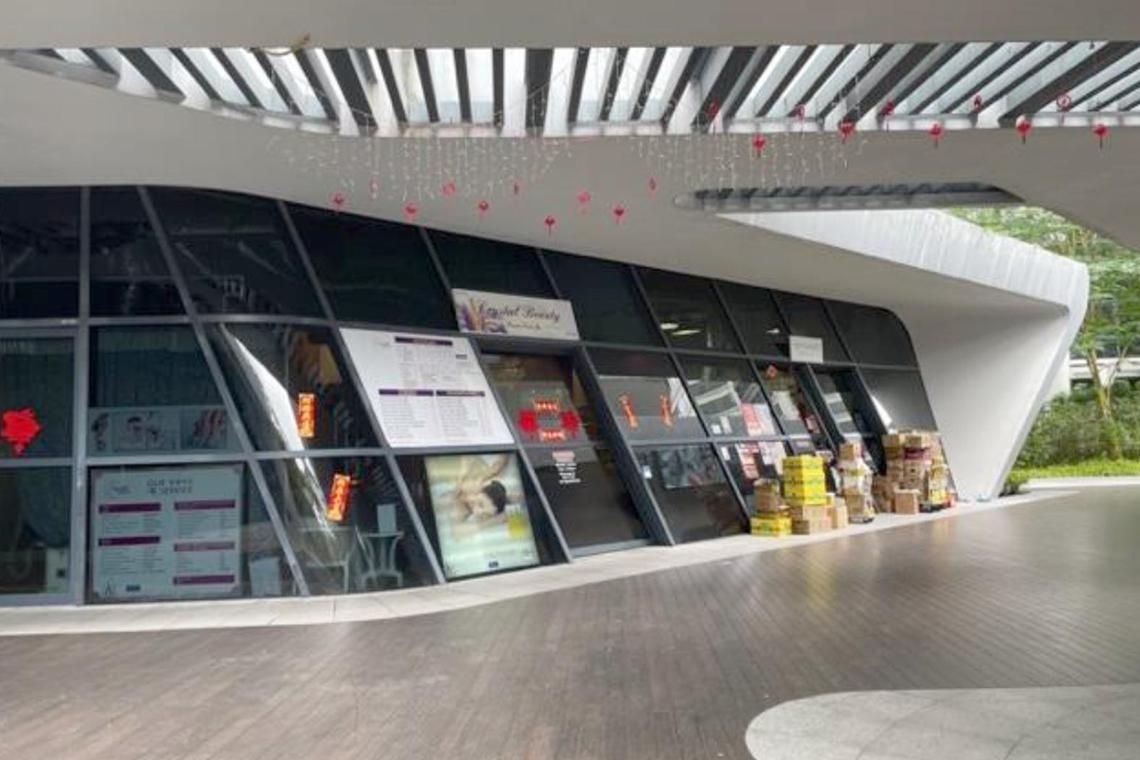 sefloor08 - The current premises bears the opposite configuration with downward-sloping walls, such that from a front view, it is shaped as a trapezoid with the ceiling smaller than the floor.
Source: Court documents