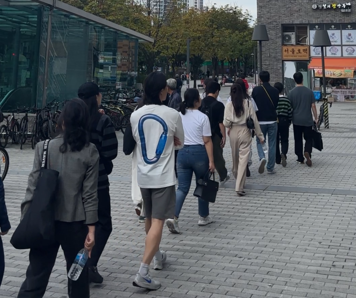 "Imjang" class participants, led by Instagram property investment influencer Aptrashu, walk together near Godeok Station in Gangdong-gu, eastern Seoul. (Aptrashu)