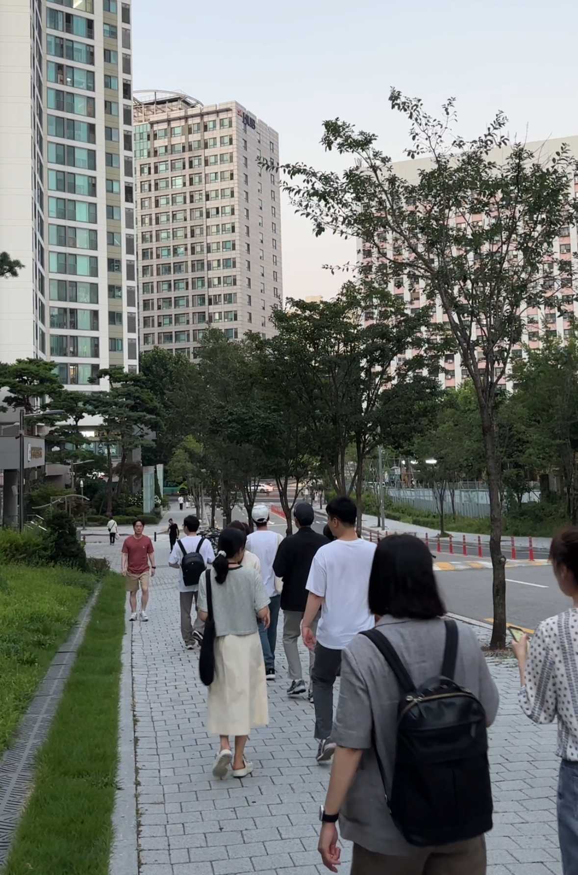"Imjang" class participants, led by Instagram influencer Aptrashu, walk together to inspect properties in Ahyeon-dong, Mapo-gu, Seoul. (Aptrashu)