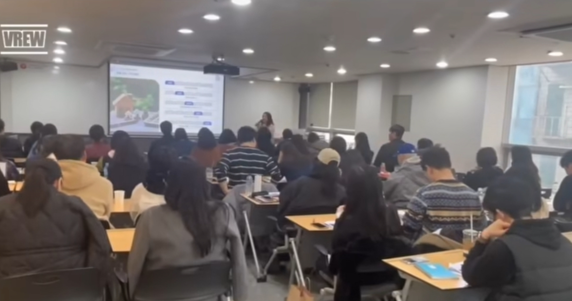 Students take offline lessons on property investment. (Gangnambaragi)