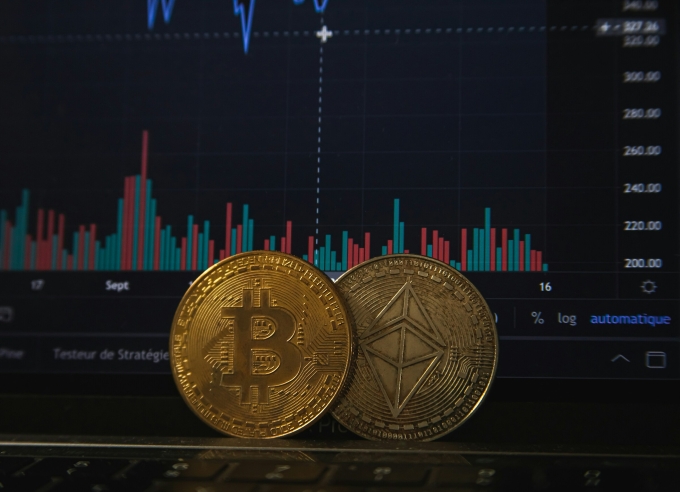Bitcoin and Ethereum tokens. Illustration photo by Unsplash