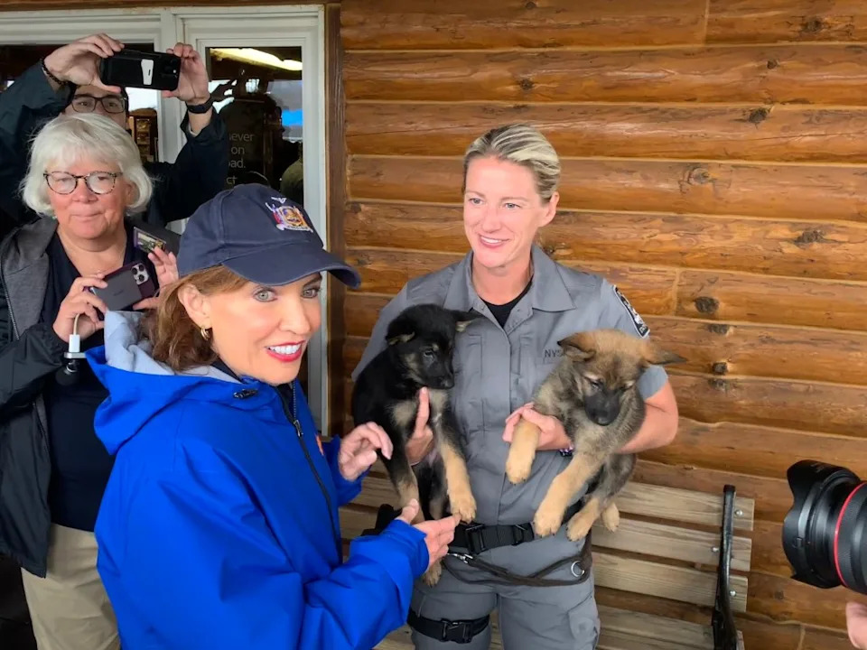 Hochul meeting with a New York State Trooper and a pair of puppies at the fair. Vaughn Golden/NY Post