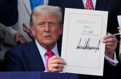 El presidente Donald Trump firma la 'One Big Beautiful Act' el 4 de julio de 2025.